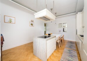Réfrigérateur, micro-ondes, plaque de cuisson, lave-vaisselle