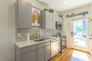 Private kitchen - Cozy 1-bedroom condo in Historic St. Elmo Chattanooga with Mountain Views (Chattanooga)