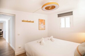 2 bedrooms, iron/ironing board, internet, bed sheets