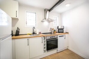 Kylskåp, mikrovågsugn, ugn och diskmaskin