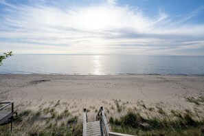 På stranden
