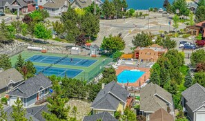 Sport court - 3 Bedroom 2 full Queen beds, kids room with Bunk beds  2.5 Bath Great location (Kelowna)