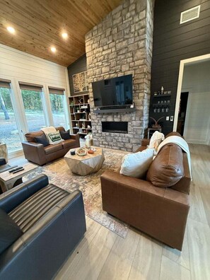 Smart TV, fireplace