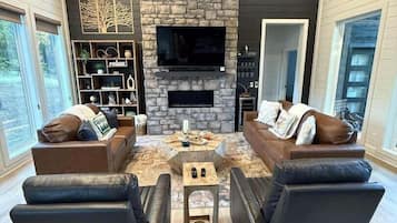 Smart TV, fireplace