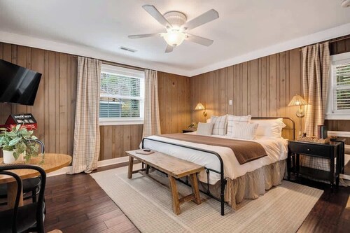 Chattanooga Cottage | Breakfast + Hot Tub