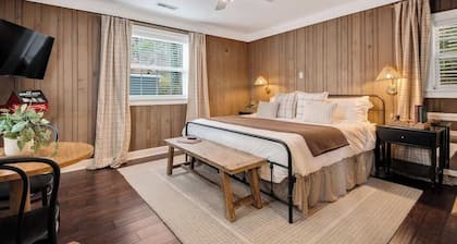 Chattanooga Cottage | Breakfast + Hot Tub