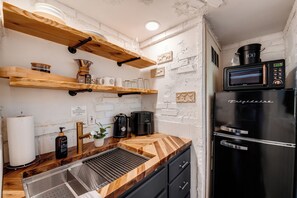 Fridge, microwave, stovetop, coffee/tea maker - Chickamauga Suite on Lookout Mountain (Lookout Mountain)