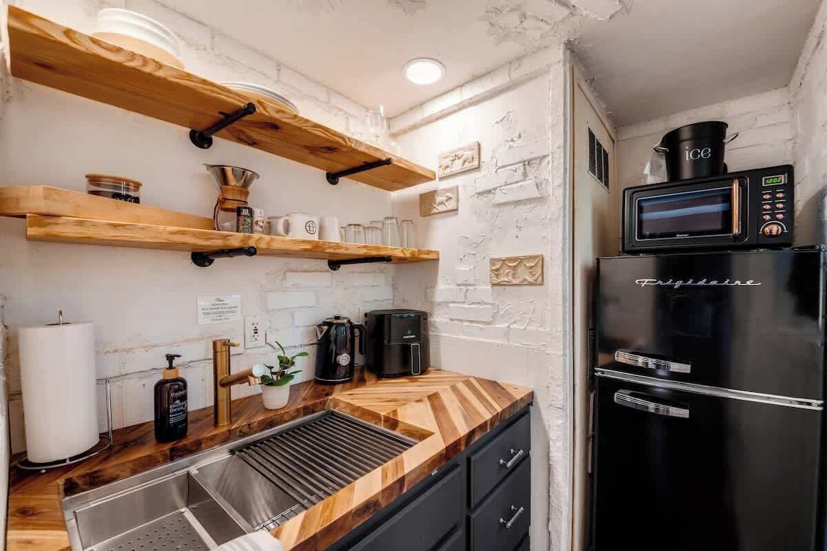 冷蔵庫、電子レンジ、コーヒー / ティーメーカー、トースター