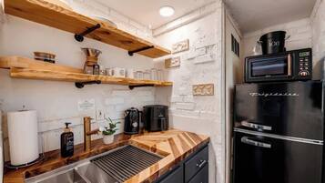 Kjøleskap, mikrobølgeovn, kaffetrakter/tekoker og brødrister