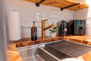 Fridge, microwave, coffee/tea maker, electric kettle - Chickamauga Suite on Lookout Mountain (Lookout Mountain)