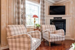 Smart TV, fireplace - Chickamauga Suite on Lookout Mountain (Lookout Mountain)