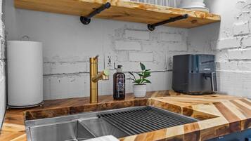 Frigorifero, microonde, piano cottura, macchina per tè/caffè