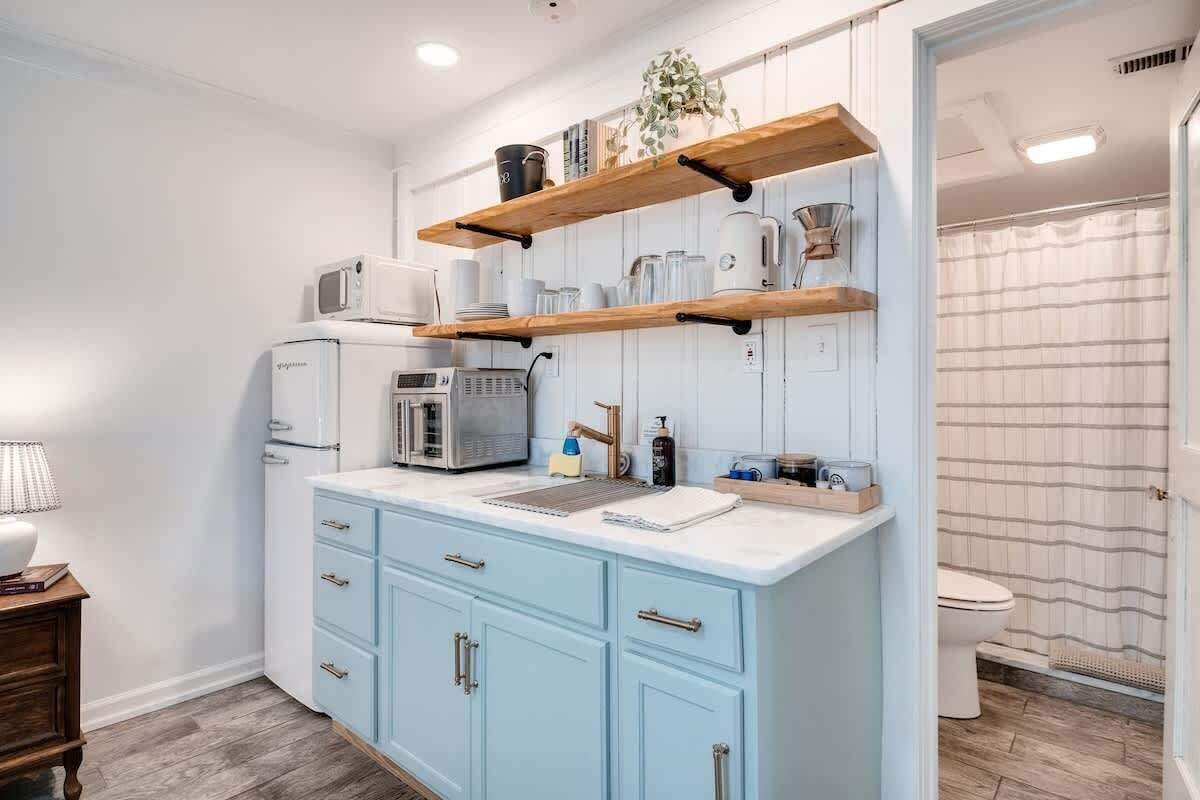 Fridge, microwave, oven, coffee/tea maker