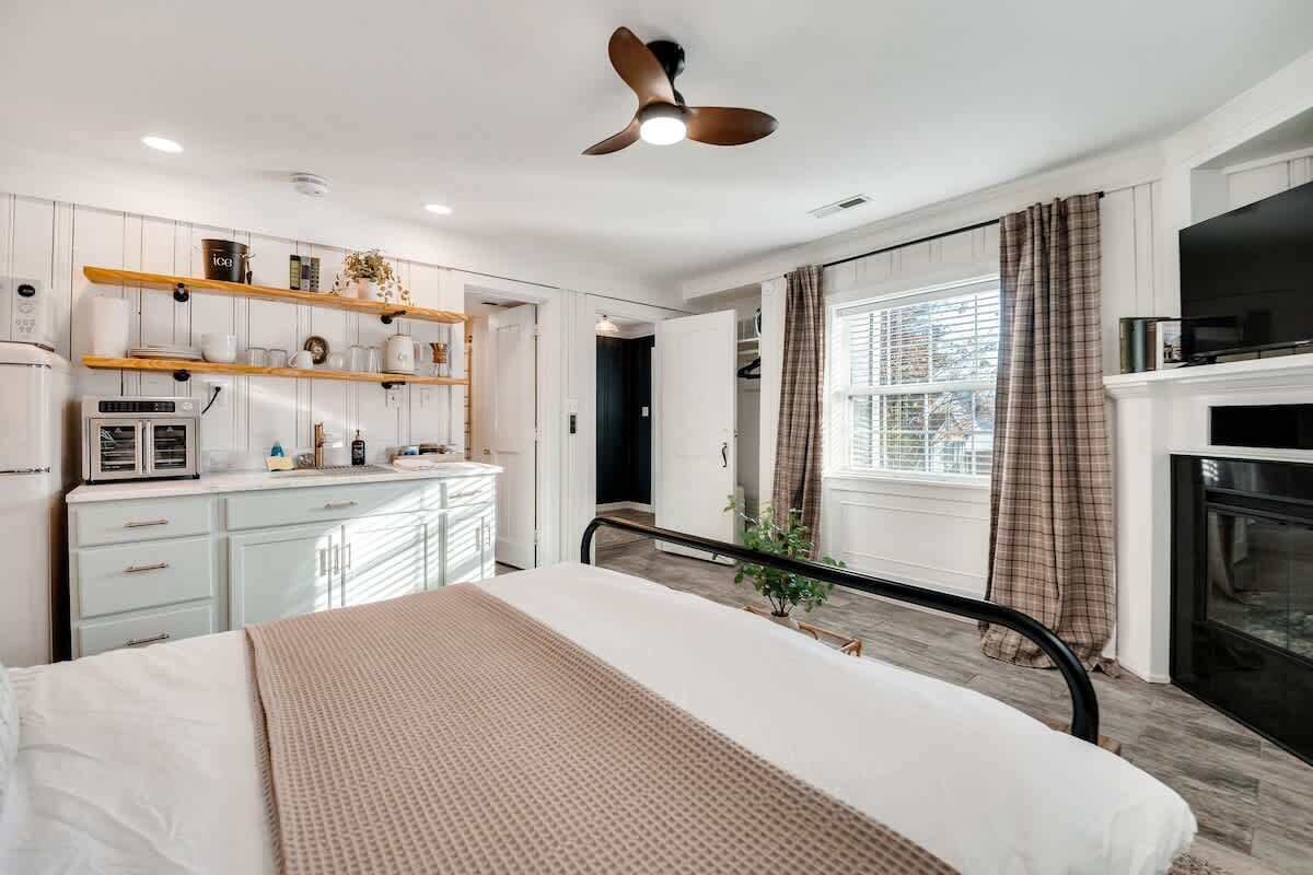 2 bedrooms, travel crib, free WiFi
