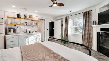 2 bedrooms, travel crib, free WiFi