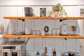 Fridge, microwave, oven, coffee/tea maker - Sequatchie Cottage on Lookout Mountain (Lookout Mountain)