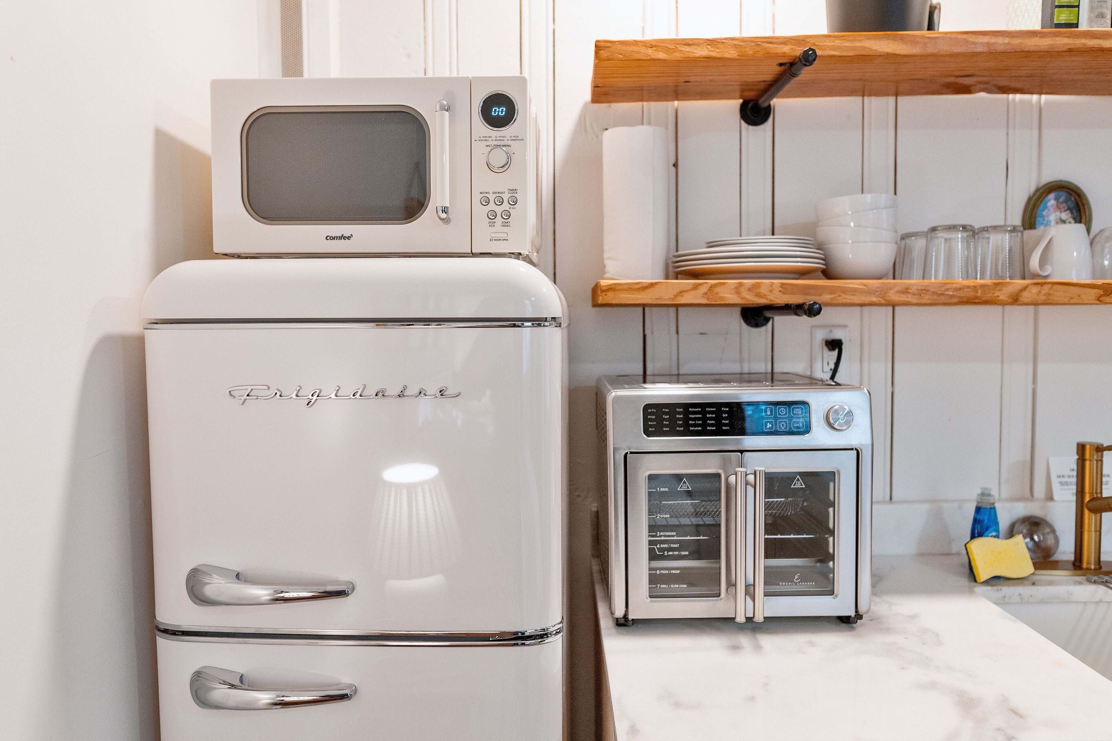 Jääkaappi, mikroaaltouuni, uuni, liesi