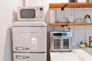 Fridge, microwave, oven, stovetop - Sequatchie Cottage on Lookout Mountain (Lookout Mountain)