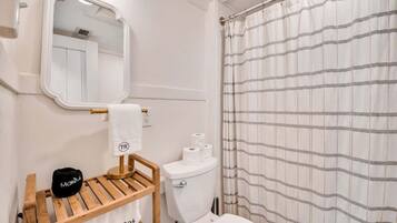 Chuveiro, banheira de hidromassagem, secador de cabelo, toalhas de banho