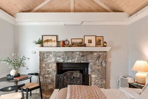 Interior - Couples’ Cottage - Ruby Falls - Spa Tub (Lookout Mountain)