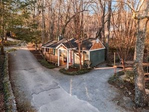 Exterior - Couples’ Cottage - Ruby Falls - Spa Tub (Lookout Mountain)