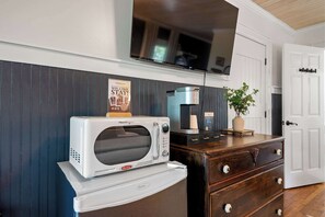 Interior - Historic Riverview Inn - King Room One (Chattanooga)