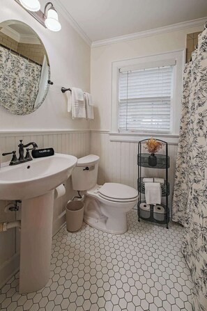 Dusche, Haartrockner, Handtücher