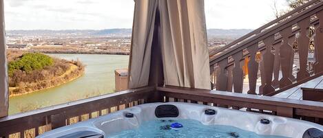 Outdoor spa tub