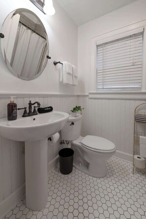 シャワー、ヘアドライヤー、タオル