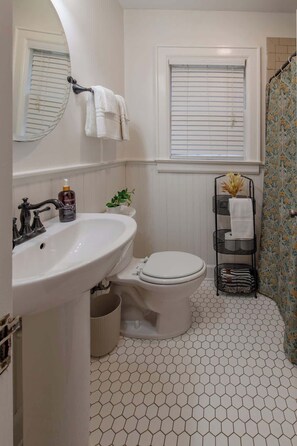 Shower, hair dryer, towels - Historic Riverview Inn - Seven (Chattanooga)