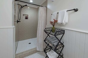 Shower, hair dryer, shampoo - Historic Riverview Inn - Suite Ten (Chattanooga)