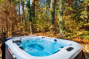 Outdoor spa tub - Lookout Mountain Cottage (Lookout Mountain)