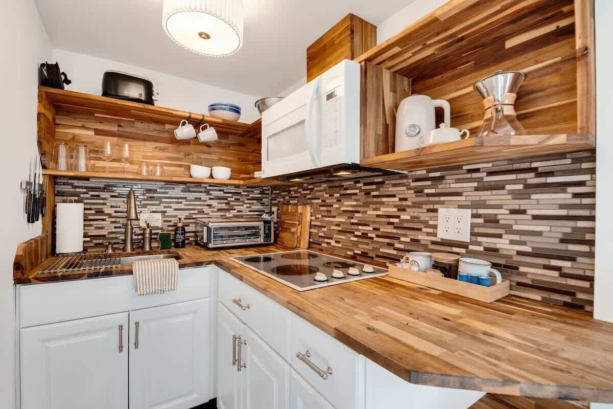 Réfrigérateur, four à micro-ondes, surface de cuisson, cafetière-théière