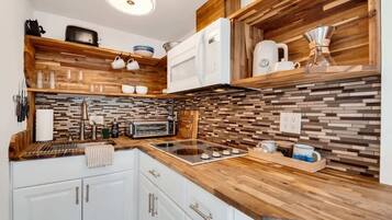 Réfrigérateur, four à micro-ondes, surface de cuisson, cafetière-théière