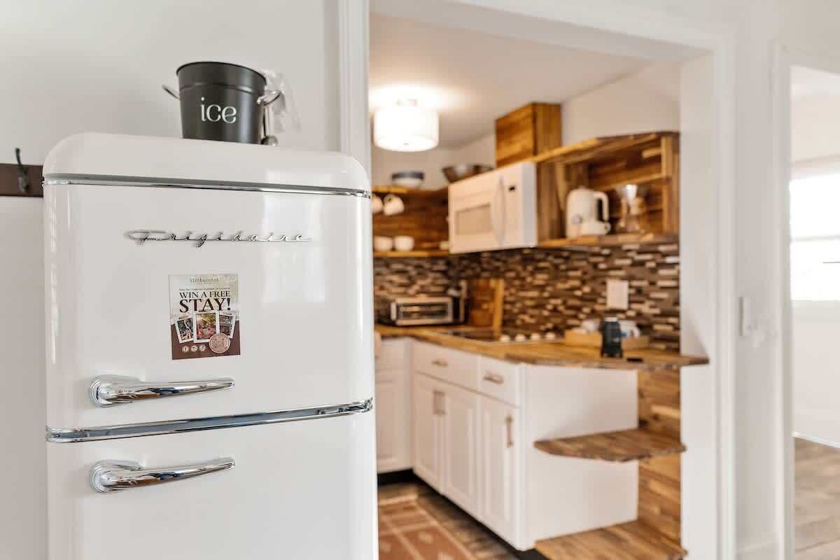 Réfrigérateur, micro-ondes, plaque de cuisson, cafetière/bouilloire