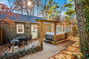 Outdoor dining - Lookout Mountain Cottage (Lookout Mountain)