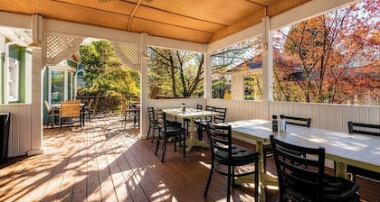 Rock Island Cottage & Hot Tub