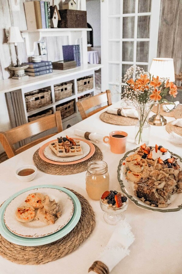 Dining - Rock Island Cottage + Hot Tub (Lookout Mountain)