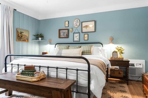 Rock Island Cottage + Hot Tub