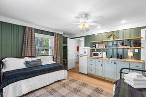 Free WiFi, bed sheets - Rock Island Cottage + Hot Tub (Lookout Mountain)