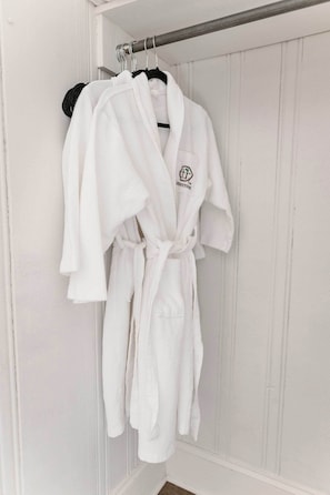 Shower, hair dryer, shampoo - Desoto Cottage Hot Tub & Breakfast Treats (Lookout Mountain)