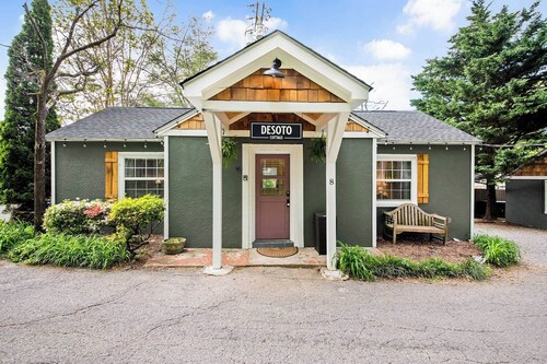 Desoto Cottage Hot Tub & Breakfast Treats