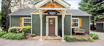 Desoto Cottage Hot Tub & Breakfast Treats