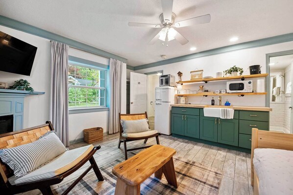 Fridge, microwave, oven, coffee/tea maker - Desoto Cottage Hot Tub & Breakfast Treats (Lookout Mountain)