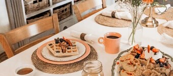 Desoto Cottage Hot Tub & Breakfast Treats