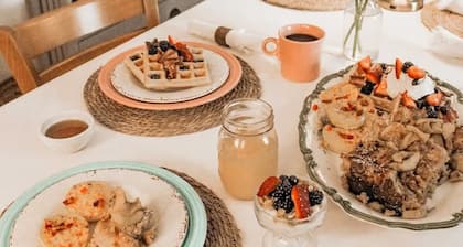 Desoto Cottage Hot Tub & Breakfast Treats