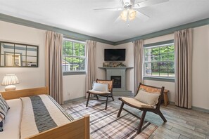 Free WiFi, bed sheets - Desoto Cottage Hot Tub + Breakfast Treats (Lookout Mountain)