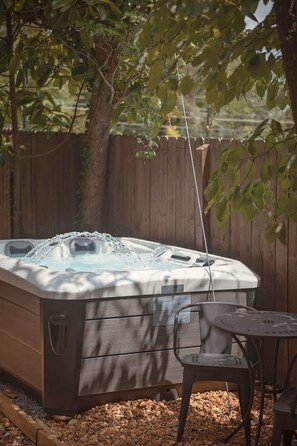 Outdoor spa tub - Moccasin Bend Cottage (Lookout Mountain)