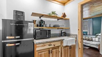 Een koelkast, een magnetron, een koffiezetapparaat/waterkoker