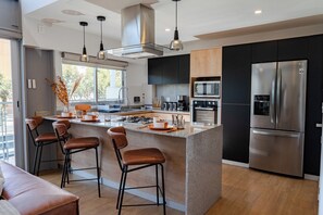 Jääkaappi, mikroaaltouuni, uuni, liesi